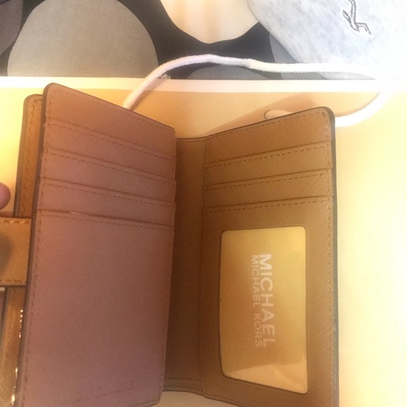 Michael Kors Bifold Zip Coin Wallet - Picture 5 of 6